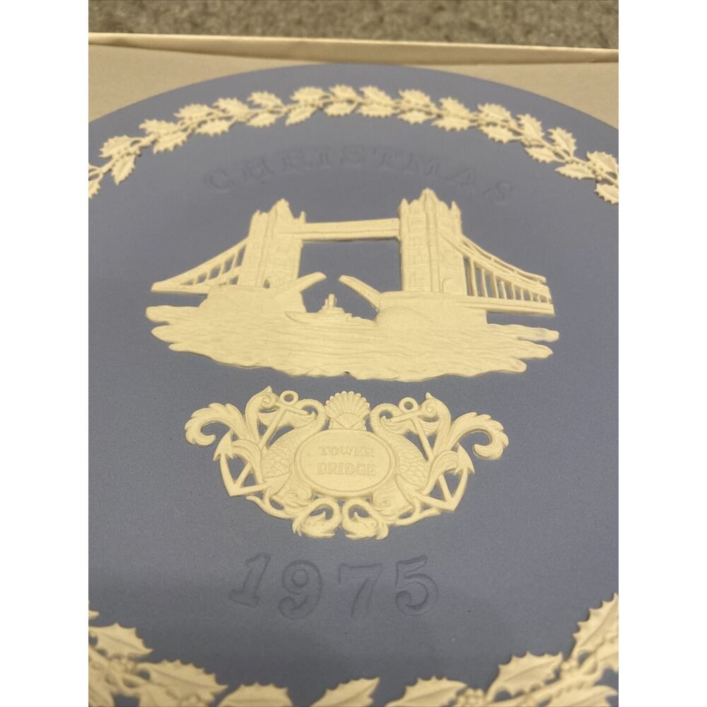 1975 Christmas Plate Wedgwood Jasper Ware 8.25" Tower Bridge Jasperware - Picture 2 of 3